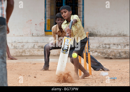 Ländlichen indischen Dorf jungen Kricket spielen in einem Dorf. Nallaguttapalli, Andhra Pradesh, Indien Stockfoto