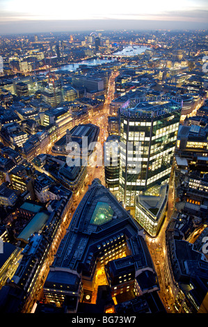 Abend, Blick von der City of London West End auf der Suche auf Threadneedle Straße und über die Themse ins West End. Stockfoto