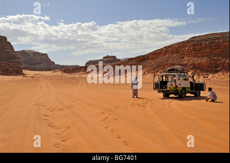 Wüstenstaub, Berge und 4 x 4 Landcruser in Wadi Meghesa, Süd-Sinai, Ägypten Stockfoto