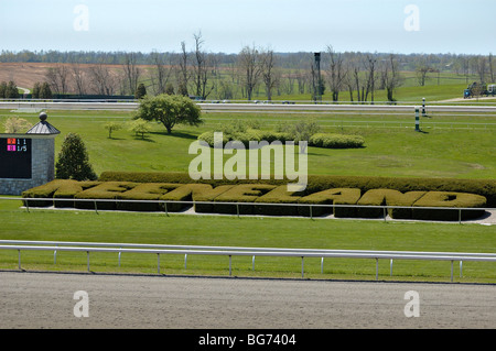 Keeneland Namen beschrieben im Gebüsch auf der Tribüne vor dem Rennen an der Strecke Keeneland in Lexington, Kentucky USA Stockfoto