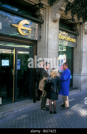 Spanier, Spanier, Spanisch, Leute, Männer, Frau, Reden, Plaça de Sant Jaume, Barcelona, Barcelona, Provinz Barcelona, Spanien, Europa Stockfoto