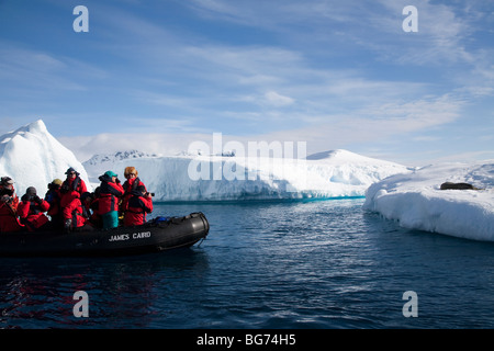 Expedition Kreuzfahrt-Passagiere genießen ein Zodiac Kreuzfahrt auf Pleneau Island, Antarktis Stockfoto