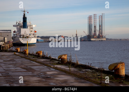 Dundee City Kai und Docks, mit Ankern Öl rig, Tayside, Scotland, UK Stockfoto