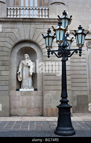 Alte Lampe aus Schmiedeeisen, Statue, Barcelona-Katalonien-Spanien-Europa Stockfoto