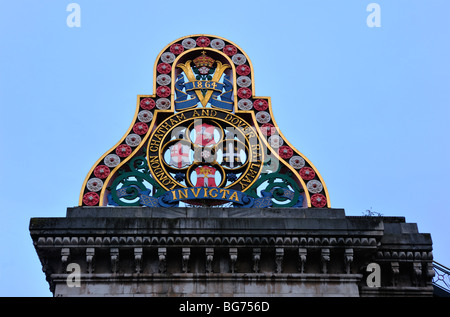 LONDON, Vereinigtes Königreich - 28. NOVEMBER 2009: Insignien von London, Chatham und Dover Railway auf dem südlichen Pfeiler der heruntergekommenen Blackfriars Railway Bridge Stockfoto