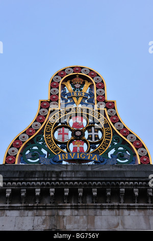 LONDON, Vereinigtes Königreich - 28. NOVEMBER 2009: Insignien von London, Chatham und Dover Railway auf dem südlichen Pfeiler der heruntergekommenen Blackfriars Railway Bridge Stockfoto