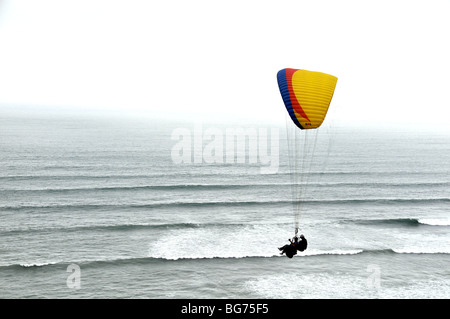 Gleitschirmfliegen über dem Pazifischen Ozean, Miraflores, Lima, Peru Stockfoto