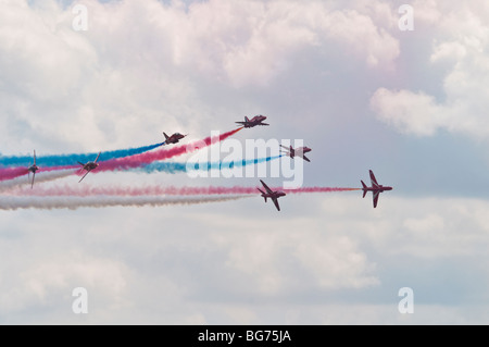 Die RAF-Demonstration team der Red Arrows auf der RAF Waddington Airshow, Durchführung eines ihre Marken-Manöver durchführen Stockfoto