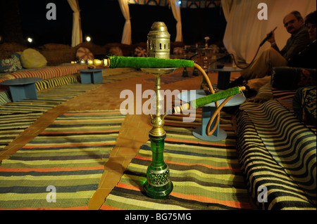 Gekühlten Shisha Wasserpfeife in Arib Zelt, Nuweiba, Ägypten Stockfoto