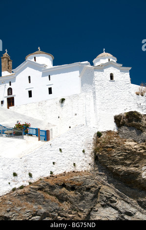 Weiß gekalkte Kirche, erbaut auf Felsen in der Altstadt (Chora) auf der griechischen Mamma Mia Insel Skopelos, Sporaden, Griechenland Stockfoto