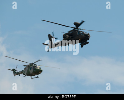 Bildung-Überflug eines Apache und Lynx Hubschrauber bei der RAF Waddington Airshow. Stockfoto