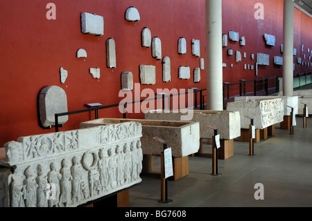 Innere des Musée de l'Arles Antik oder Arles antike Museum mit römischen Sacrophagii & Antiquitäten, Arles, Provence, Frankreich Stockfoto