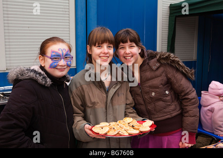 Großbritannien, England, Manchester, Wythenshawe Park Community Farm, Mädchen mit Platte von zu Hause gemacht Weihnachten Mince pies Stockfoto