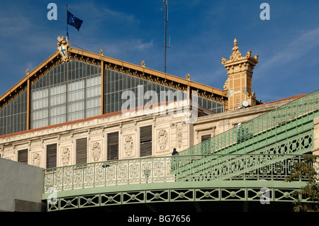 C19. Belle Epoque- oder Jugendstilfassade mit schmiedeeisernen oder schmiedeeisernen Elementen des Bahnhofs Gare Saint Charles, Marseille oder Marseille, Provence Frankreich Stockfoto