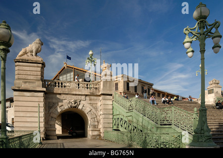 Große Treppe oder Stufen zum Bahnhof Gare Saint Charles, Marseille oder Marseille, Provence, Frankreich Stockfoto