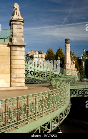 C19. Schmiedeeisen, Belle Epoque-Architektur & Treppen außerhalb des Bahnhofs Gare Saint Charles, Marseille oder Marseille, Provence, Frankreich Stockfoto