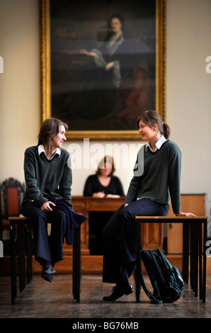 Zwei Mädchen aus Cheltenham Ladies' College Gloucestershire UK Stockfoto