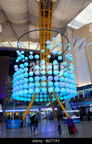 Riesige blau beleuchtet Kunstwerk in der O2-Arena Stockfoto
