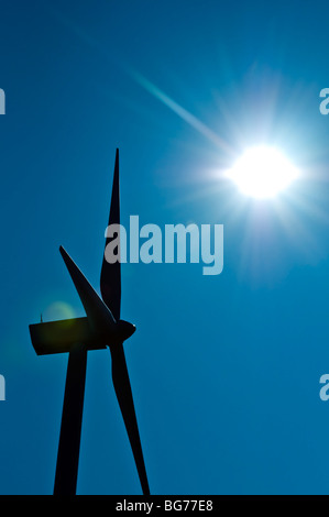 Eine Silhouette einer Windenergieanlage auf einem hellen, sonnigen Tag. Stockfoto