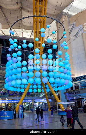 Riesige blau beleuchtet Kunstwerk in der O2-Arena Stockfoto
