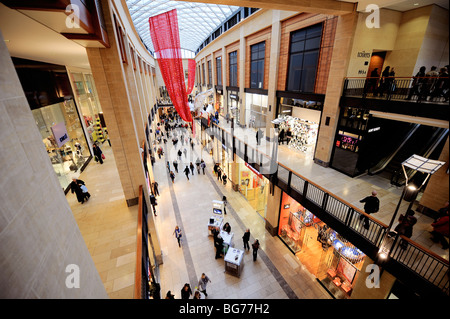 Käufer bei der Grand Arcade in Cambridge ihre Weihnachtseinkäufe zu tun. Stockfoto