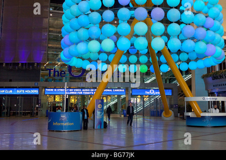 Riesige blau beleuchtet Kunstwerk in der O2-Arena Stockfoto