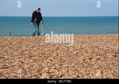 Ein Metalldetektor-Enthusiasten auf Brighton Beach sucht nach Geld und Schatz von Besucher hinterlassen. Stockfoto