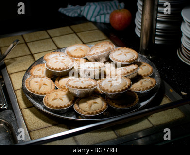 Große Platte von Mince Pies auf dem Display in einem Café Nottingham, Nottinghamshire, England Stockfoto