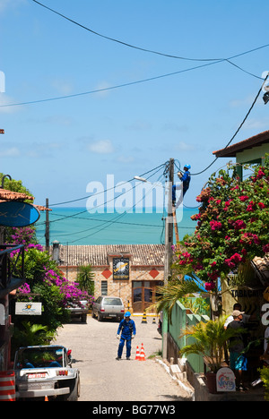 Strom-Arbeiter in das Zentrum von Praia da Pipa Brasilien Stockfoto