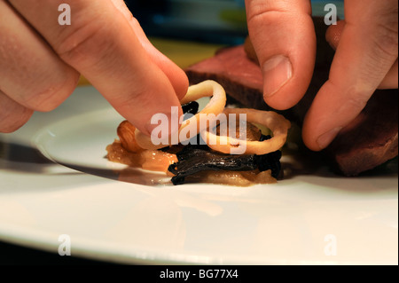 Ein Koch Teller Essen in einer Hotelküche. Bild von Jim Holden Stockfoto