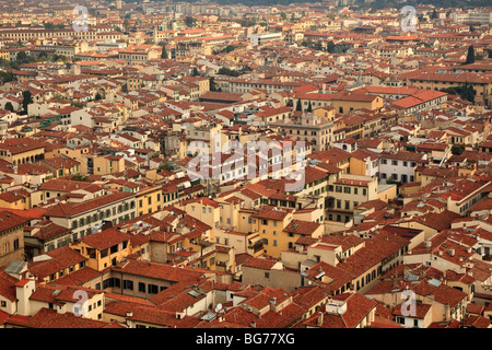 Ein Blick nach unten auf die roten Dächer von Florenz, Toskana. Stockfoto