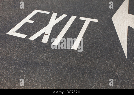 AUSSTIEGSSCHILD auf Asphalt gemalt mit Richtungspfeil, der den Ausweg anzeigt. Stockfoto