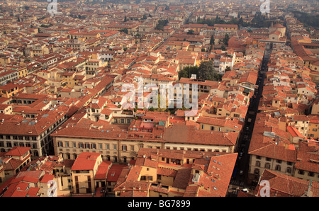 Ein Blick nach unten auf die roten Dächer von Florenz, Toskana. Stockfoto