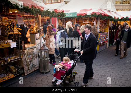 Käufer suchen den Union Square Holiday Market in New York Stockfoto