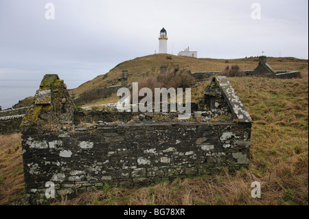 Verwitterte Gärten und Gebäude - und der funktionierende Leuchtturm - von Little Ross Island, an der Solway-Küste von Dumfries und Galloway, Schottland, Großbritannien Stockfoto