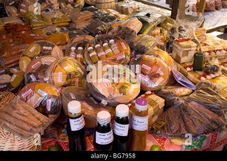 Lokal Gewürze auf den Verkauf in den Samstag Spice Market in St. George's, Grenada, West Indies. Stockfoto