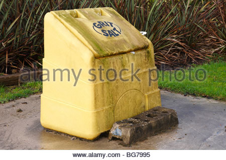 Gelber Kunststoff Splitt und Salz bin Stockfoto, Bild: 76706086 - Alamy