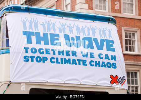 Demonstranten auf der Welle, der größte Klimagipfel ändern Demonstration, immer um in Großbritannien stattfinden Stockfoto