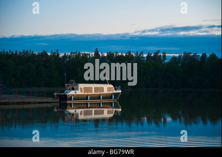 Boot am Bootssteg am Bartezek See Jezioro am Elblaski Kanal in der Nähe von Elbing, Polen | Oberländischer Kanal, Elbing, Polen Stockfoto