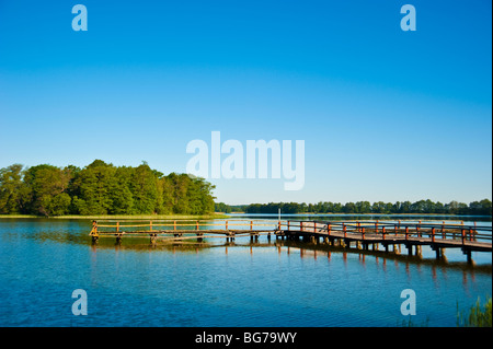 Bartezek See Jezioro am Elblaski Kanal in der Nähe von Elbing, Polen | Oberländischer Kanal, Elbing, Polen Stockfoto