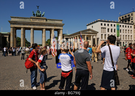 Brandenburger Tor, Brandenburger Tor mit jungen Touristen. Berlin. Deutschland. Europa. Stockfoto