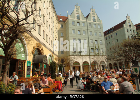 Nikolaiviertel. Nicolai-Viertel in Berlin-Mitte. Loewenbraeu, typischen und beliebten deutschen Biergarten. Berlin. Europa. Stockfoto