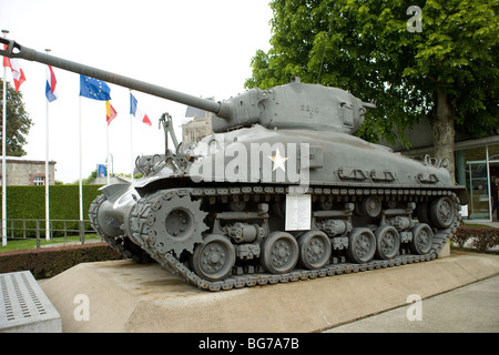 Sherman-Panzer außerhalb uns Airborne Museum Sainte Reine Eglise die erste Stadt am D-Day durch die 82. US-Luftlandedivision befreit zu werden Stockfoto