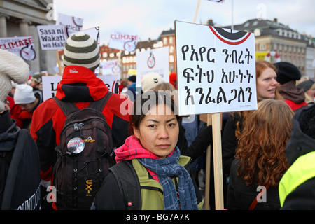 Die demonstranten an einer großen Demonstration vor dem Parlament in Kopenhagen die UN-Klimakonferenz. Klima März. Stockfoto