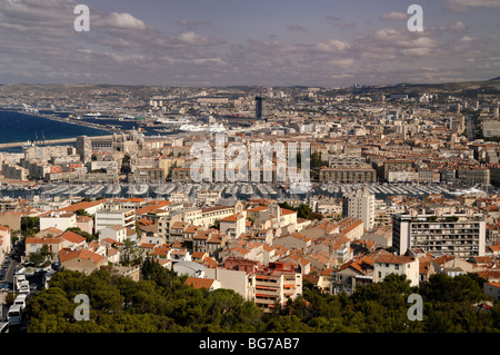 Panorama oder Panoramablick über das Stadtbild von Marseille und den Vieux Port oder den Alten Hafen in Dawn, Marseille oder Marseille, Provence, Frankreich Stockfoto