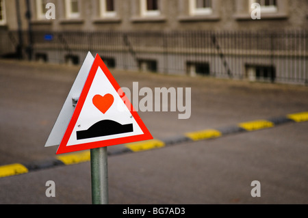 "Speed Ramp"-Zeichen mit Herz. Stockfoto