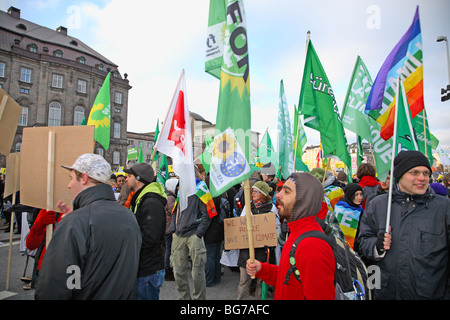 Die demonstranten an einer großen Demonstration vor dem Parlament in Kopenhagen die UN-Klimakonferenz. Klima März. Stockfoto