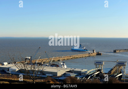 Ein Cross-Channel-Autofähre verlassen den Hafen von Dover, Kent, UK, auf seiner Reise nach Calais in Frankreich, Stockfoto