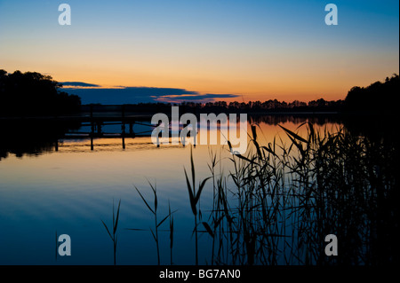 Anlegestelle im Sonnenuntergang am Bartezek See Jezioro am Elblaski Kanal in der Nähe von Elbing, Polen | Oberländischer Kanal, Elbing, Polen Stockfoto