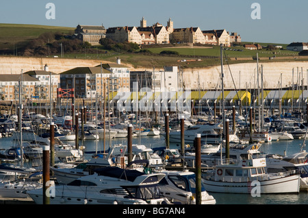 Ein Blick auf die Roedean School mit Blick auf den Yachthafen in Brighton, England. Stockfoto